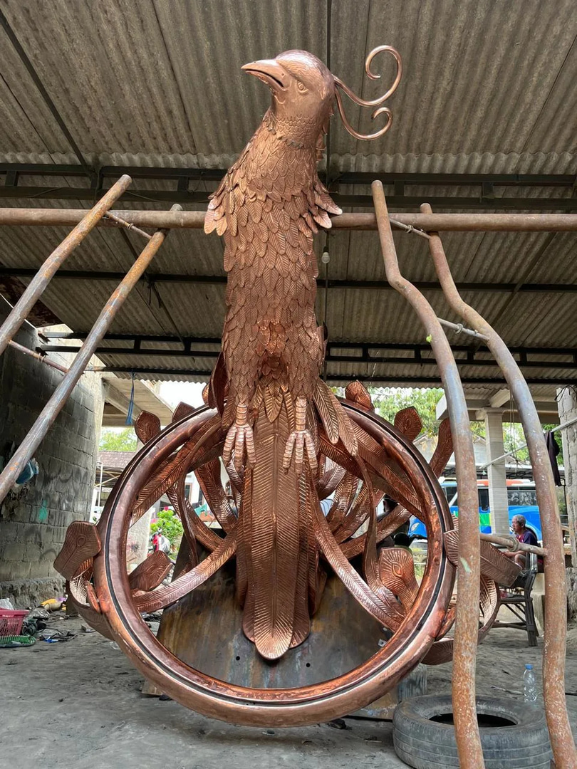Patung tembaga dengan detail yang memukau