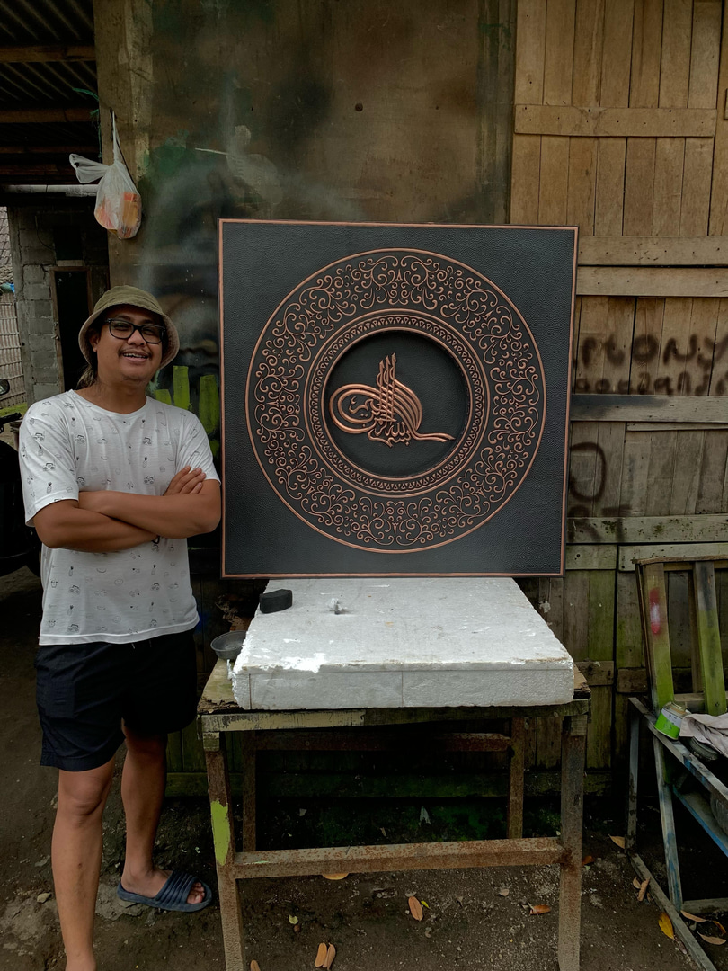 Pemilik SamprasArt bersama dengan karya kerajinan tembaga premium