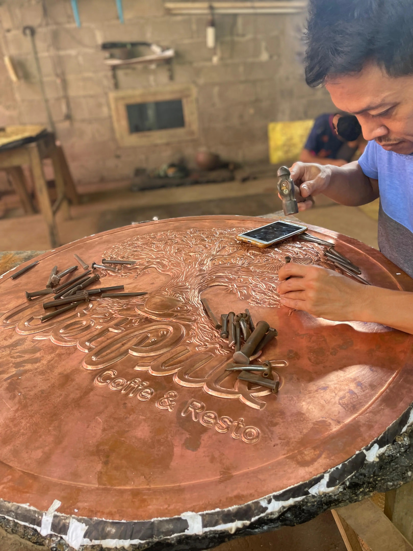 Logo custom tembaga dengan finishing premium